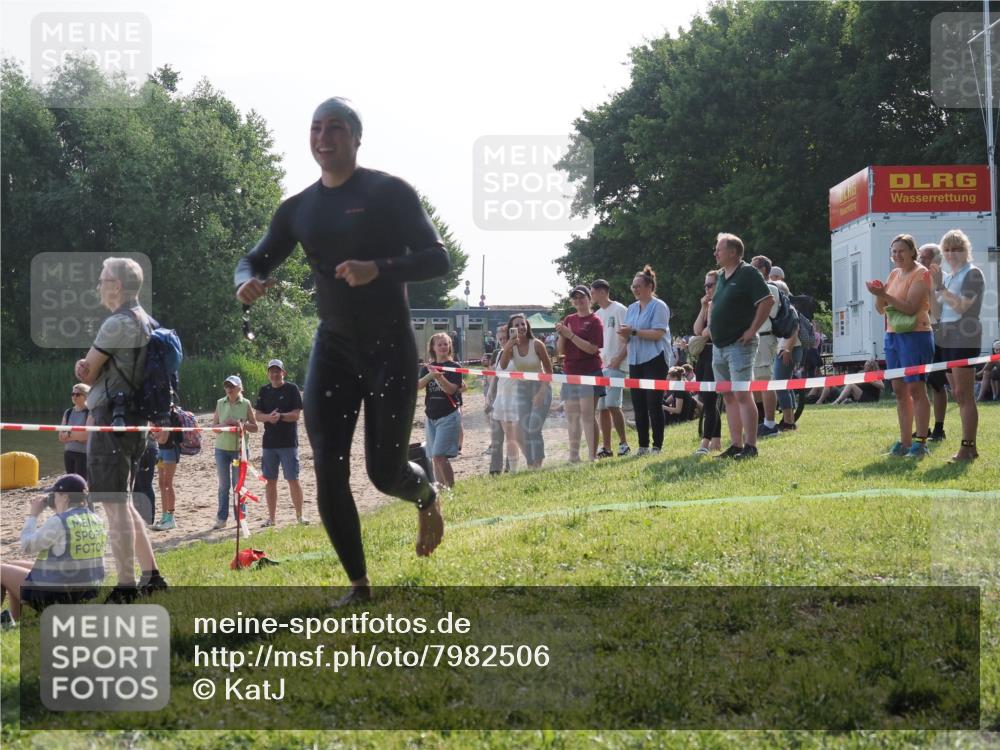 15.06.2025 - 27. Vierlanden-Triathlon KatJ http://msf.ph/oto/7982506 15.06.2025 08:48:51 Schwimmen 19, 144 meine-sportfotos.de