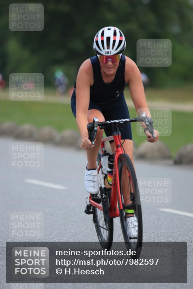 15.06.2025 - 27. Vierlanden-Triathlon H.Heesch http://msf.ph/oto/7982597 15.06.2025 10:53:09 Radfahren 247, 391, 587, 609 meine-sportfotos.de