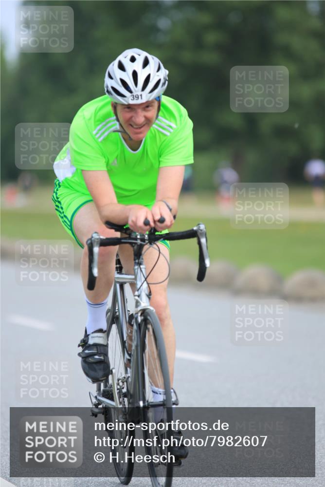 15.06.2025 - 27. Vierlanden-Triathlon H.Heesch http://msf.ph/oto/7982607 15.06.2025 10:53:11 Radfahren 247, 391, 587, 609 meine-sportfotos.de