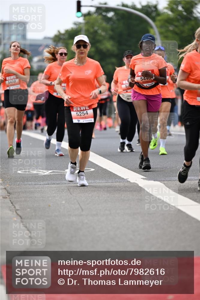 15.06.2025 - REWE Women's Run Dr. Thomas Lammeyer http://msf.ph/oto/7982616 15.06.2025 10:46:19 Laufen 5439, 13, 5254, 5440 meine-sportfotos.de