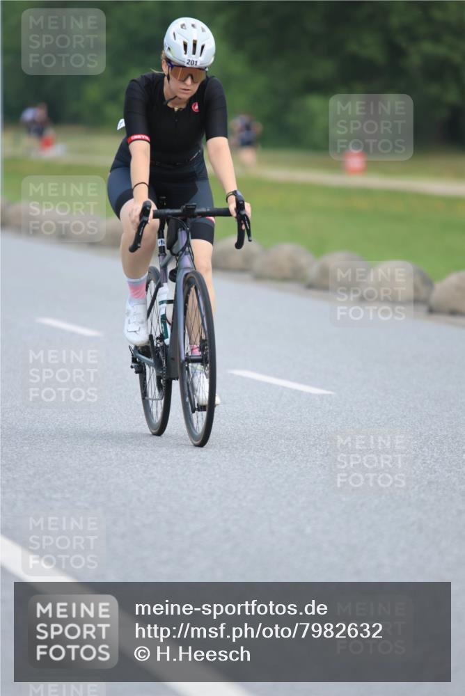 15.06.2025 - 27. Vierlanden-Triathlon H.Heesch http://msf.ph/oto/7982632 15.06.2025 10:53:35 Radfahren 70, 113, 181, 201, 290 meine-sportfotos.de