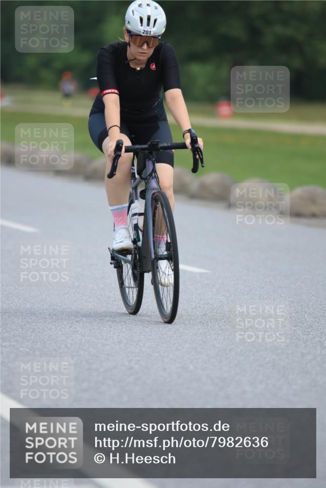 15.06.2025 - 27. Vierlanden-Triathlon H.Heesch http://msf.ph/oto/7982636 15.06.2025 10:53:35 Radfahren 70, 113, 181, 201, 290 meine-sportfotos.de