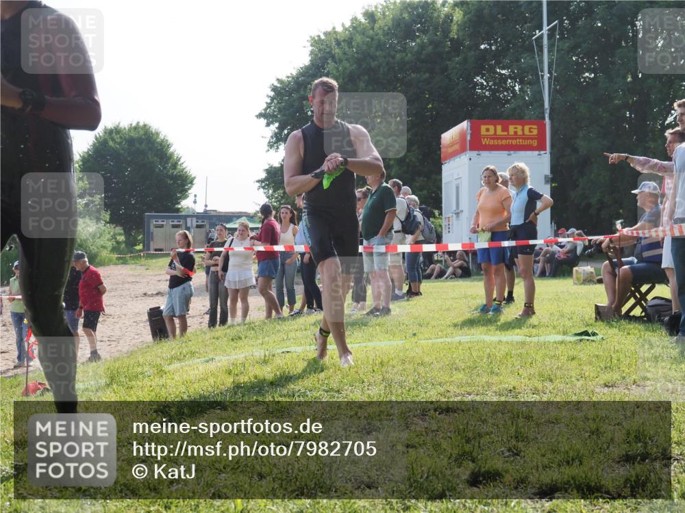 15.06.2025 - 27. Vierlanden-Triathlon KatJ http://msf.ph/oto/7982705 15.06.2025 08:48:59 Schwimmen 19, 115, 144 meine-sportfotos.de
