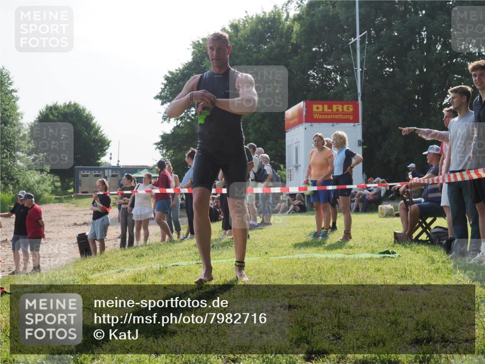 15.06.2025 - 27. Vierlanden-Triathlon KatJ http://msf.ph/oto/7982716 15.06.2025 08:49:00 Schwimmen 115, 144 meine-sportfotos.de