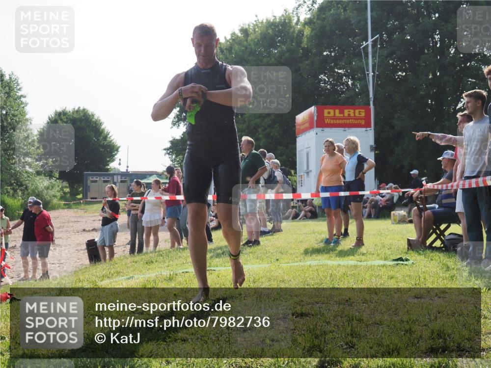 15.06.2025 - 27. Vierlanden-Triathlon KatJ http://msf.ph/oto/7982736 15.06.2025 08:49:01 Schwimmen 115, 144 meine-sportfotos.de