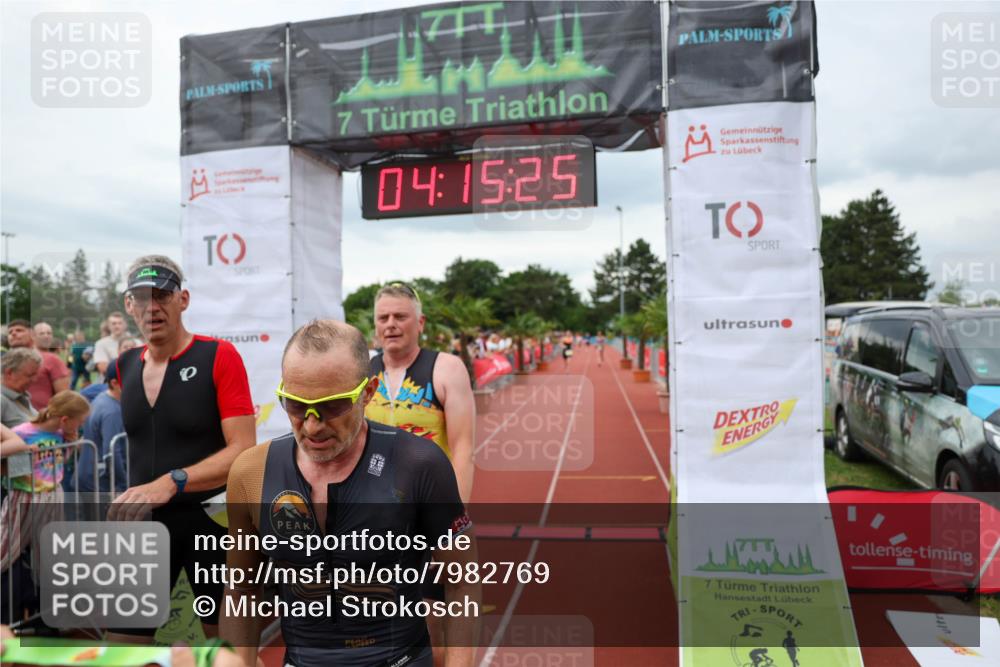 15.06.2025 - 7 Türme Triathlon Michael Strokosch http://msf.ph/oto/7982769 15.06.2025 14:15:25 Ziel 406, 494, 815, 816 meine-sportfotos.de