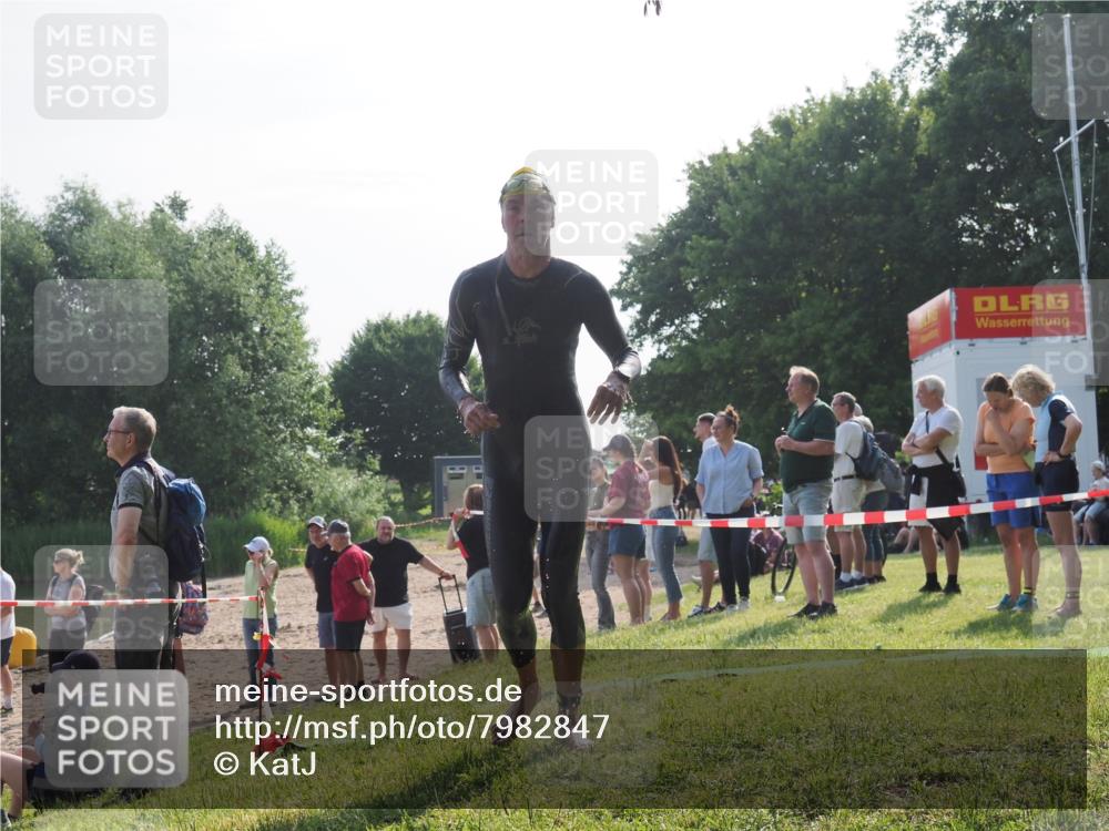 15.06.2025 - 27. Vierlanden-Triathlon KatJ http://msf.ph/oto/7982847 15.06.2025 08:49:50 Schwimmen 172 meine-sportfotos.de