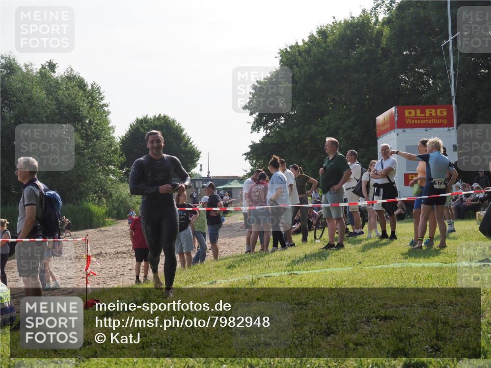 15.06.2025 - 27. Vierlanden-Triathlon KatJ http://msf.ph/oto/7982948 15.06.2025 08:50:13 Schwimmen 68 meine-sportfotos.de