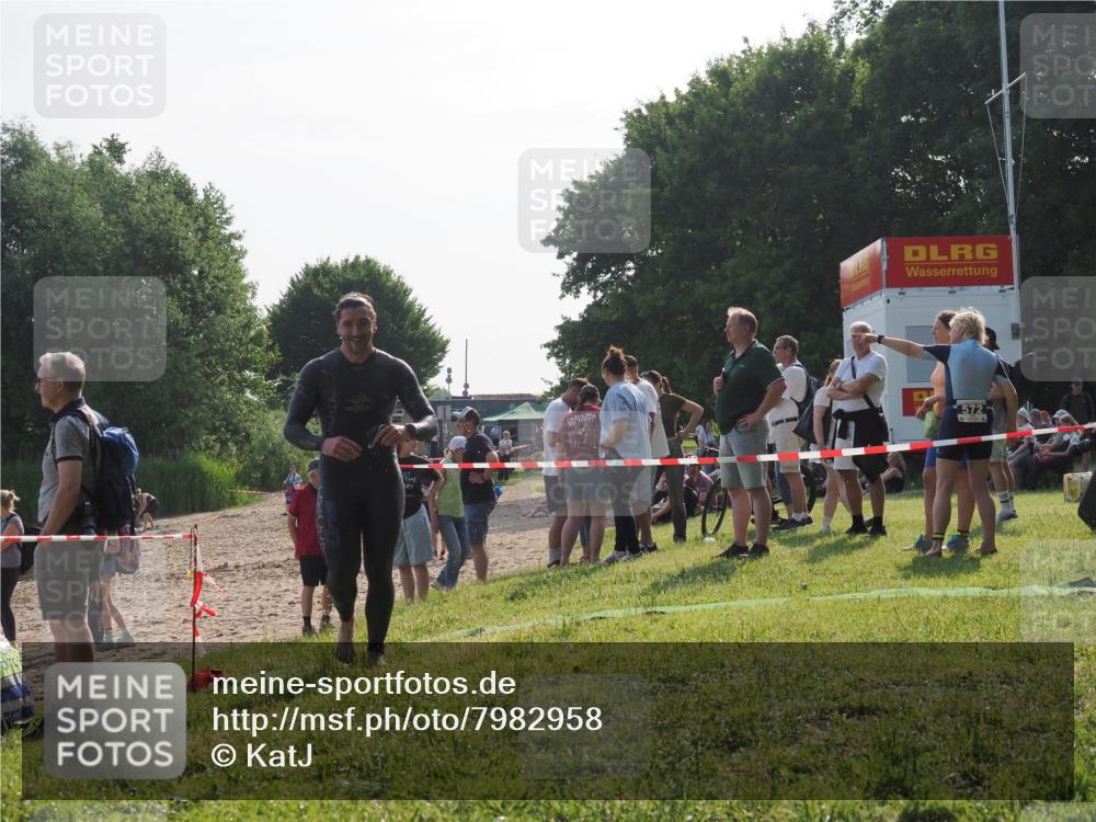 15.06.2025 - 27. Vierlanden-Triathlon KatJ http://msf.ph/oto/7982958 15.06.2025 08:50:13 Schwimmen 68 meine-sportfotos.de