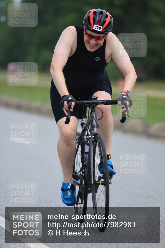 15.06.2025 - 27. Vierlanden-Triathlon H.Heesch http://msf.ph/oto/7982981 15.06.2025 10:54:36 Radfahren 90, 379 meine-sportfotos.de