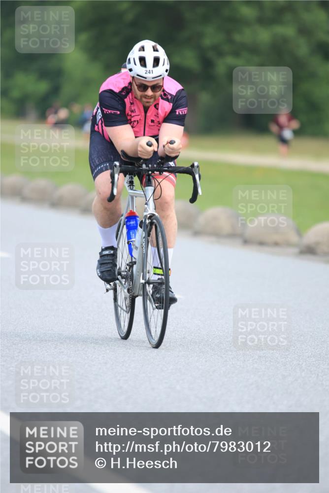 15.06.2025 - 27. Vierlanden-Triathlon H.Heesch http://msf.ph/oto/7983012 15.06.2025 10:54:47 Radfahren 241 meine-sportfotos.de