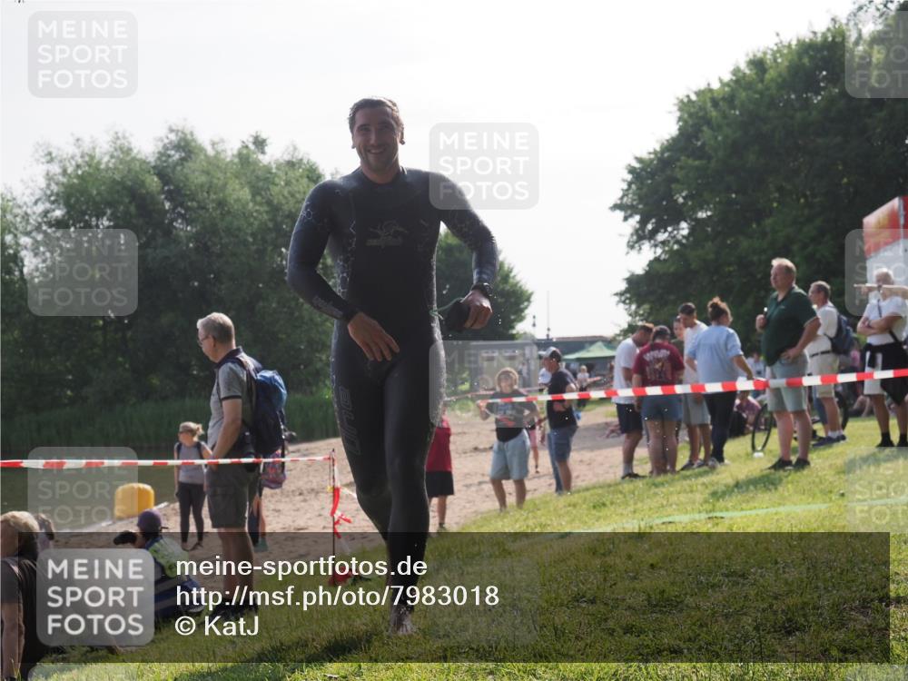 15.06.2025 - 27. Vierlanden-Triathlon KatJ http://msf.ph/oto/7983018 15.06.2025 08:50:15 Schwimmen 68 meine-sportfotos.de