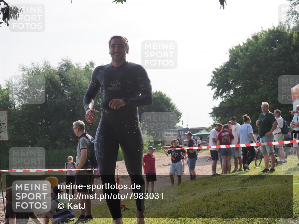 15.06.2025 - 27. Vierlanden-Triathlon KatJ http://msf.ph/oto/7983031 15.06.2025 08:50:15 Schwimmen 68 meine-sportfotos.de