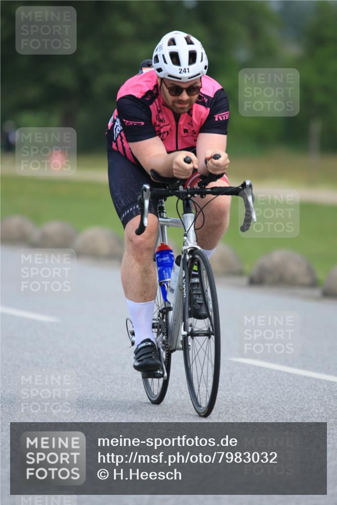 15.06.2025 - 27. Vierlanden-Triathlon H.Heesch http://msf.ph/oto/7983032 15.06.2025 10:54:47 Radfahren 241 meine-sportfotos.de