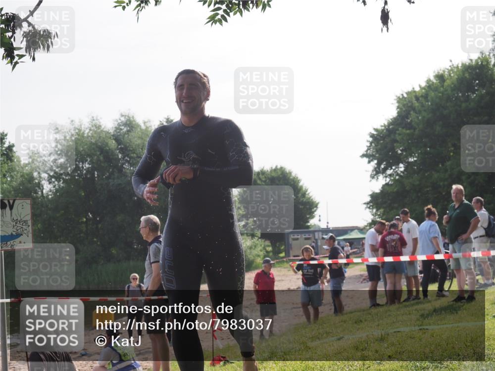 15.06.2025 - 27. Vierlanden-Triathlon KatJ http://msf.ph/oto/7983037 15.06.2025 08:50:15 Schwimmen 68 meine-sportfotos.de
