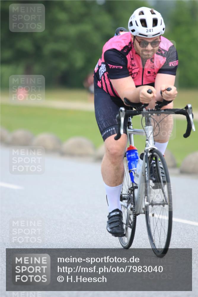 15.06.2025 - 27. Vierlanden-Triathlon H.Heesch http://msf.ph/oto/7983040 15.06.2025 10:54:47 Radfahren 241 meine-sportfotos.de