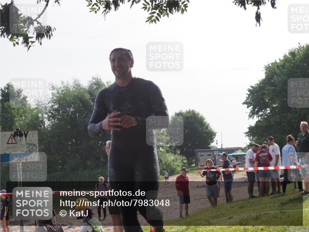15.06.2025 - 27. Vierlanden-Triathlon KatJ http://msf.ph/oto/7983048 15.06.2025 08:50:15 Schwimmen 68 meine-sportfotos.de
