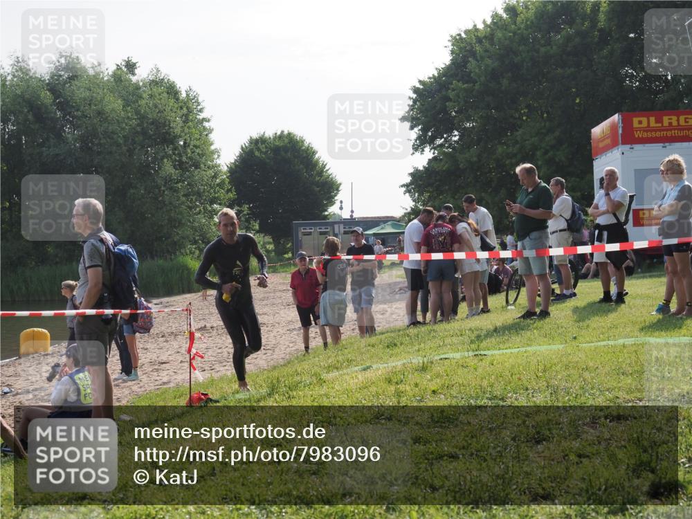 15.06.2025 - 27. Vierlanden-Triathlon KatJ http://msf.ph/oto/7983096 15.06.2025 08:50:38 Schwimmen 143 meine-sportfotos.de