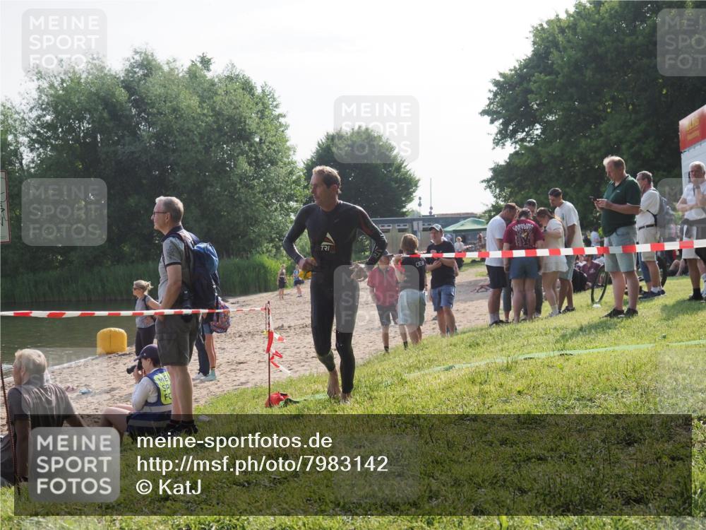 15.06.2025 - 27. Vierlanden-Triathlon KatJ http://msf.ph/oto/7983142 15.06.2025 08:50:39 Schwimmen 143 meine-sportfotos.de