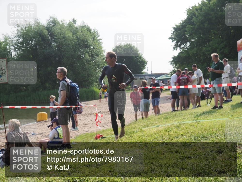 15.06.2025 - 27. Vierlanden-Triathlon KatJ http://msf.ph/oto/7983167 15.06.2025 08:50:39 Schwimmen 143 meine-sportfotos.de