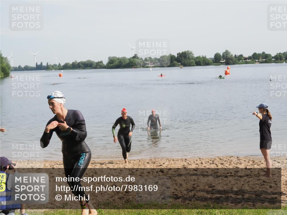 21.06.2025 - 27. Vierlanden-Triathlon MichiJ http://msf.ph/oto/7983169 15.06.2026 09:06:57 Schwimmen 212, 251 meine-sportfotos.de