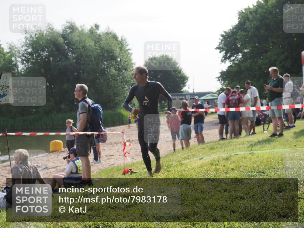 15.06.2025 - 27. Vierlanden-Triathlon KatJ http://msf.ph/oto/7983178 15.06.2025 08:50:39 Schwimmen 143 meine-sportfotos.de