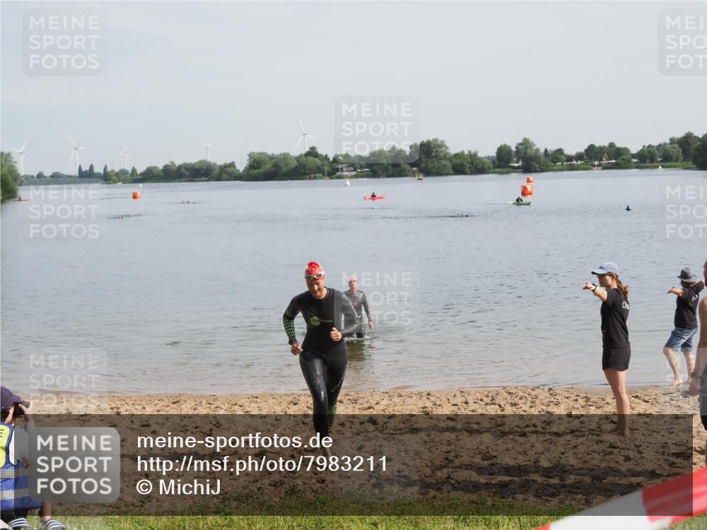 21.06.2025 - 27. Vierlanden-Triathlon MichiJ http://msf.ph/oto/7983211 15.06.2026 09:07:00 Schwimmen 212, 251 meine-sportfotos.de