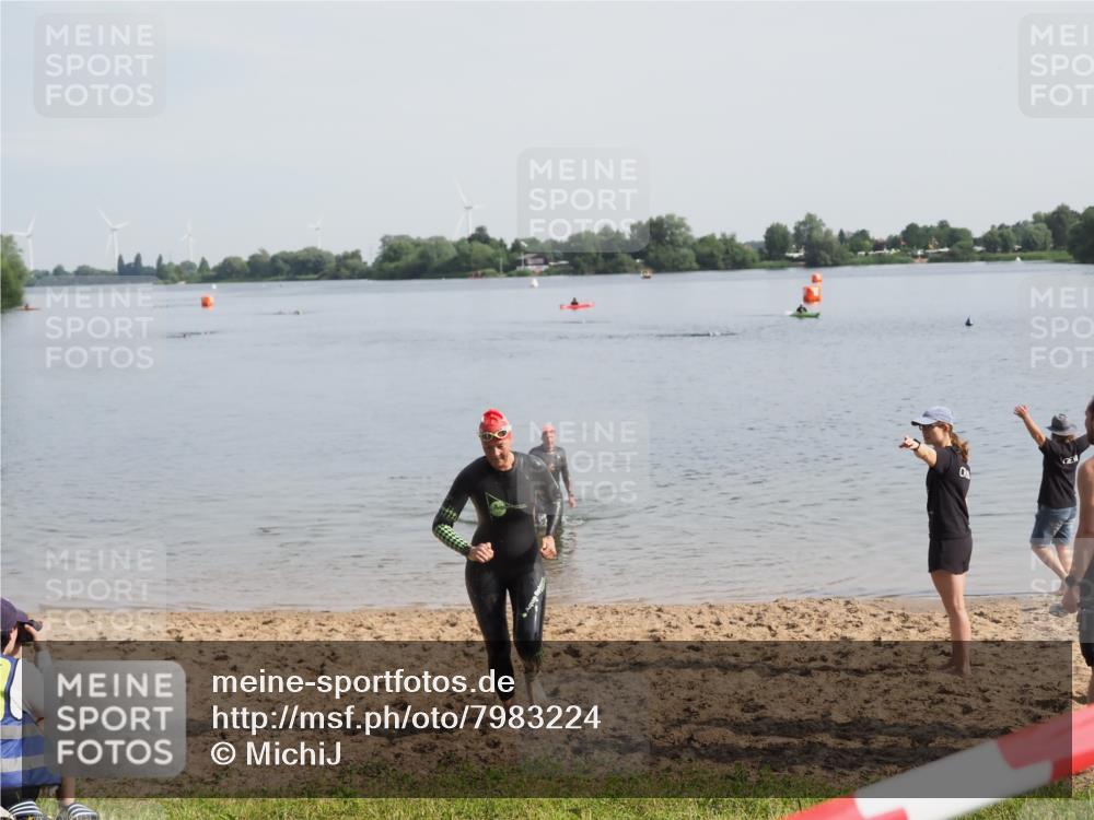 21.06.2025 - 27. Vierlanden-Triathlon MichiJ http://msf.ph/oto/7983224 15.06.2026 09:07:00 Schwimmen 212, 251 meine-sportfotos.de