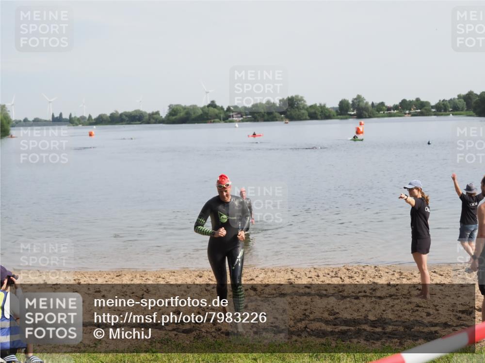 21.06.2025 - 27. Vierlanden-Triathlon MichiJ http://msf.ph/oto/7983226 15.06.2026 09:07:00 Schwimmen 212, 251 meine-sportfotos.de