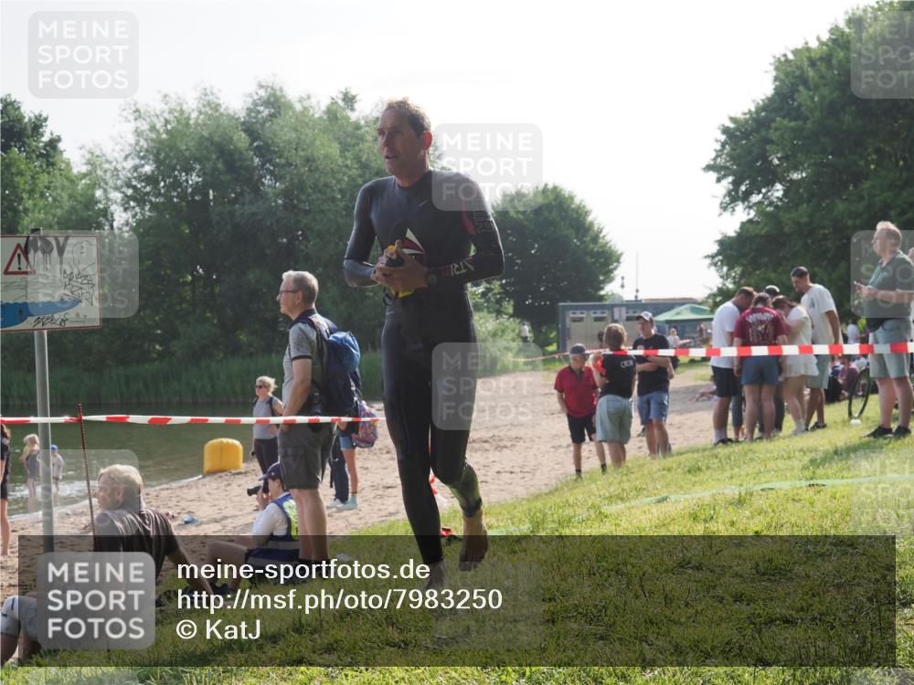 15.06.2025 - 27. Vierlanden-Triathlon KatJ http://msf.ph/oto/7983250 15.06.2025 08:50:40 Schwimmen 143 meine-sportfotos.de