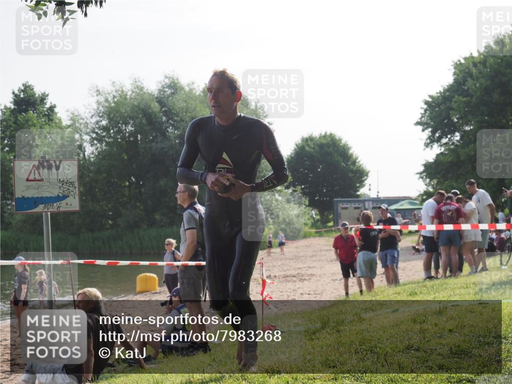 15.06.2025 - 27. Vierlanden-Triathlon KatJ http://msf.ph/oto/7983268 15.06.2025 08:50:41 Schwimmen 143 meine-sportfotos.de