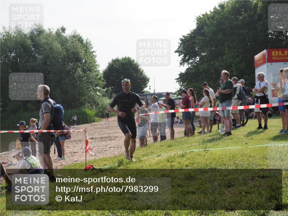 15.06.2025 - 27. Vierlanden-Triathlon KatJ http://msf.ph/oto/7983299 15.06.2025 08:51:14 Schwimmen 90 meine-sportfotos.de