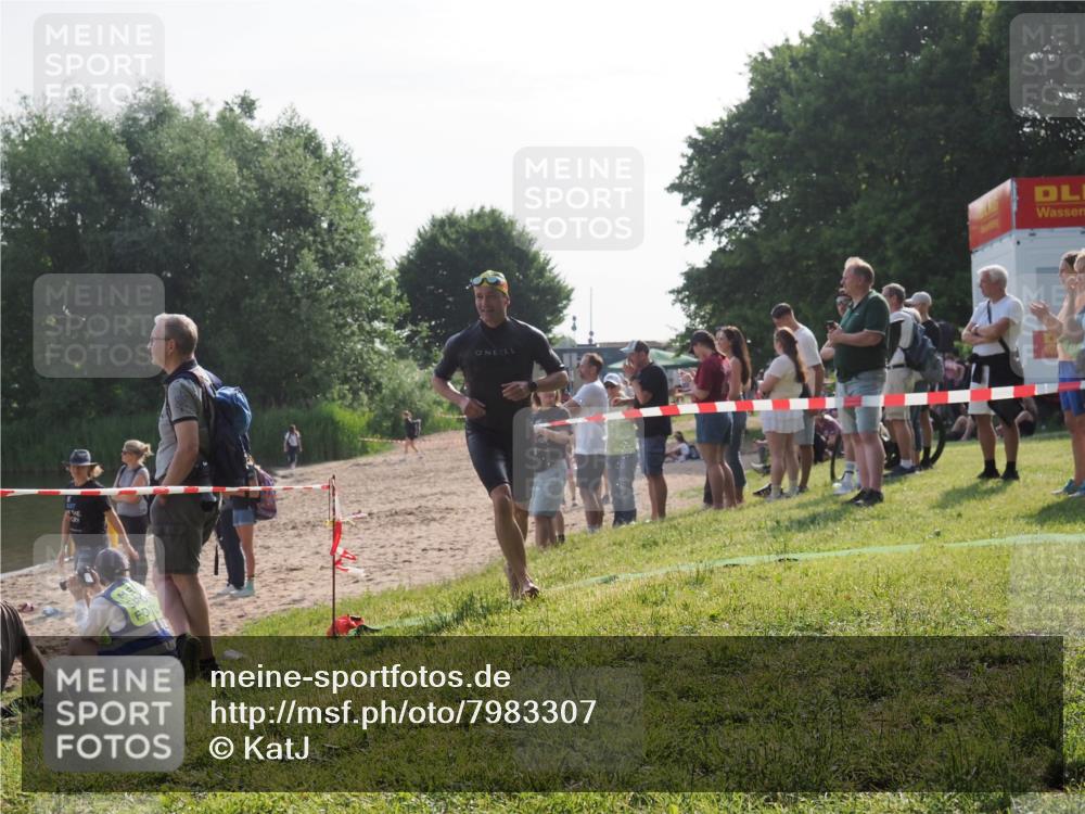 15.06.2025 - 27. Vierlanden-Triathlon KatJ http://msf.ph/oto/7983307 15.06.2025 08:51:14 Schwimmen 90 meine-sportfotos.de