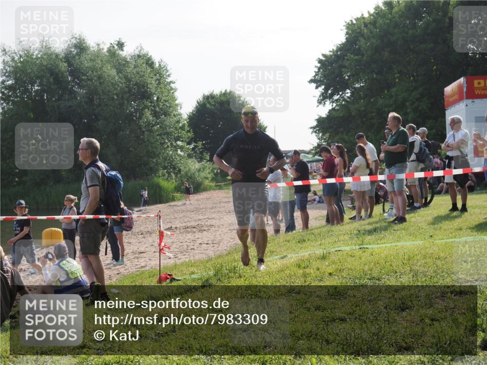 15.06.2025 - 27. Vierlanden-Triathlon KatJ http://msf.ph/oto/7983309 15.06.2025 08:51:15 Schwimmen 90 meine-sportfotos.de