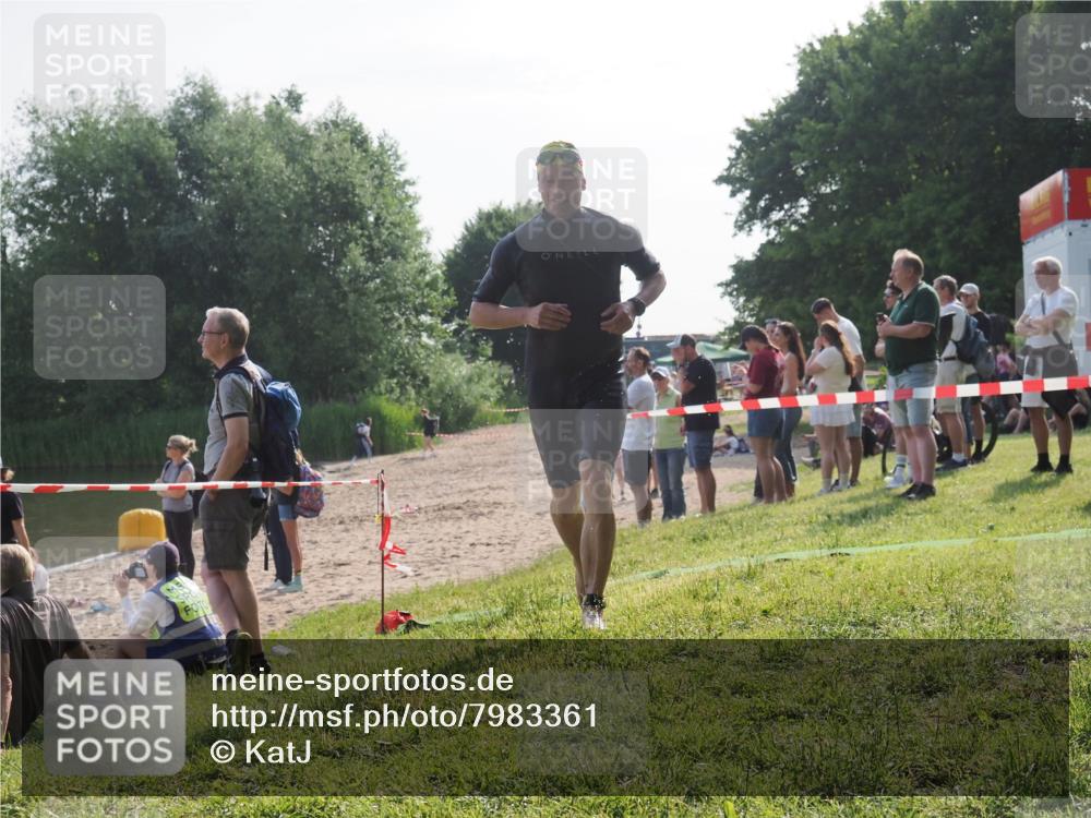 15.06.2025 - 27. Vierlanden-Triathlon KatJ http://msf.ph/oto/7983361 15.06.2025 08:51:15 Schwimmen 90 meine-sportfotos.de