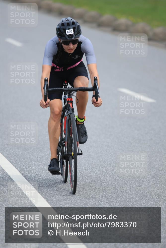 15.06.2025 - 27. Vierlanden-Triathlon H.Heesch http://msf.ph/oto/7983370 15.06.2025 10:56:13 Radfahren 490 meine-sportfotos.de