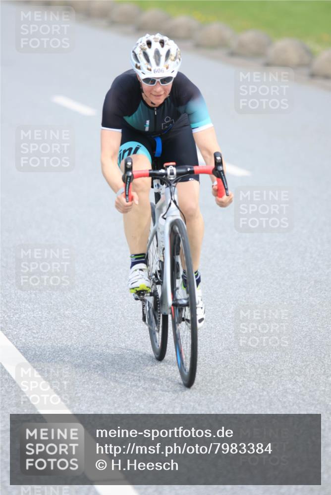 15.06.2025 - 27. Vierlanden-Triathlon H.Heesch http://msf.ph/oto/7983384 15.06.2025 10:56:27 Radfahren 597, 606 meine-sportfotos.de