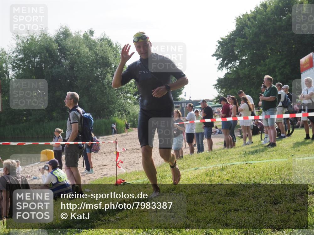 15.06.2025 - 27. Vierlanden-Triathlon KatJ http://msf.ph/oto/7983387 15.06.2025 08:51:16 Schwimmen 90 meine-sportfotos.de