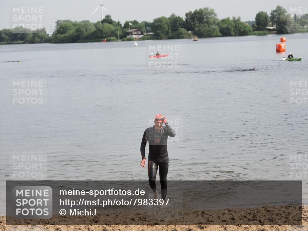 21.06.2025 - 27. Vierlanden-Triathlon MichiJ http://msf.ph/oto/7983397 15.06.2026 09:07:04 Schwimmen 212, 231, 251 meine-sportfotos.de