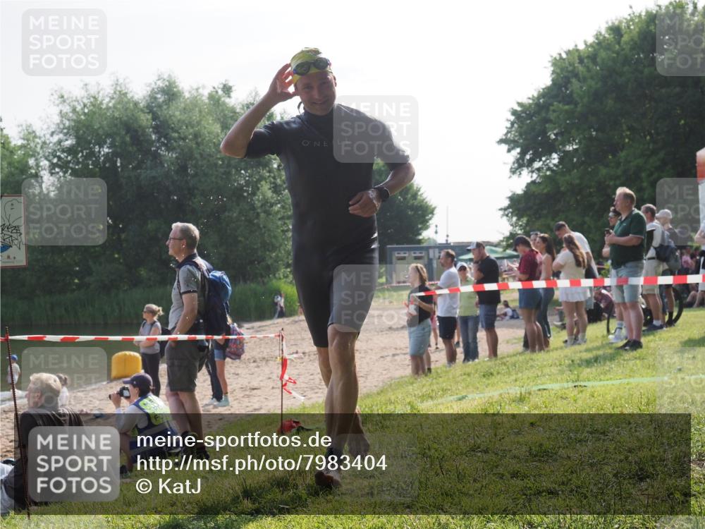 15.06.2025 - 27. Vierlanden-Triathlon KatJ http://msf.ph/oto/7983404 15.06.2025 08:51:16 Schwimmen 90 meine-sportfotos.de