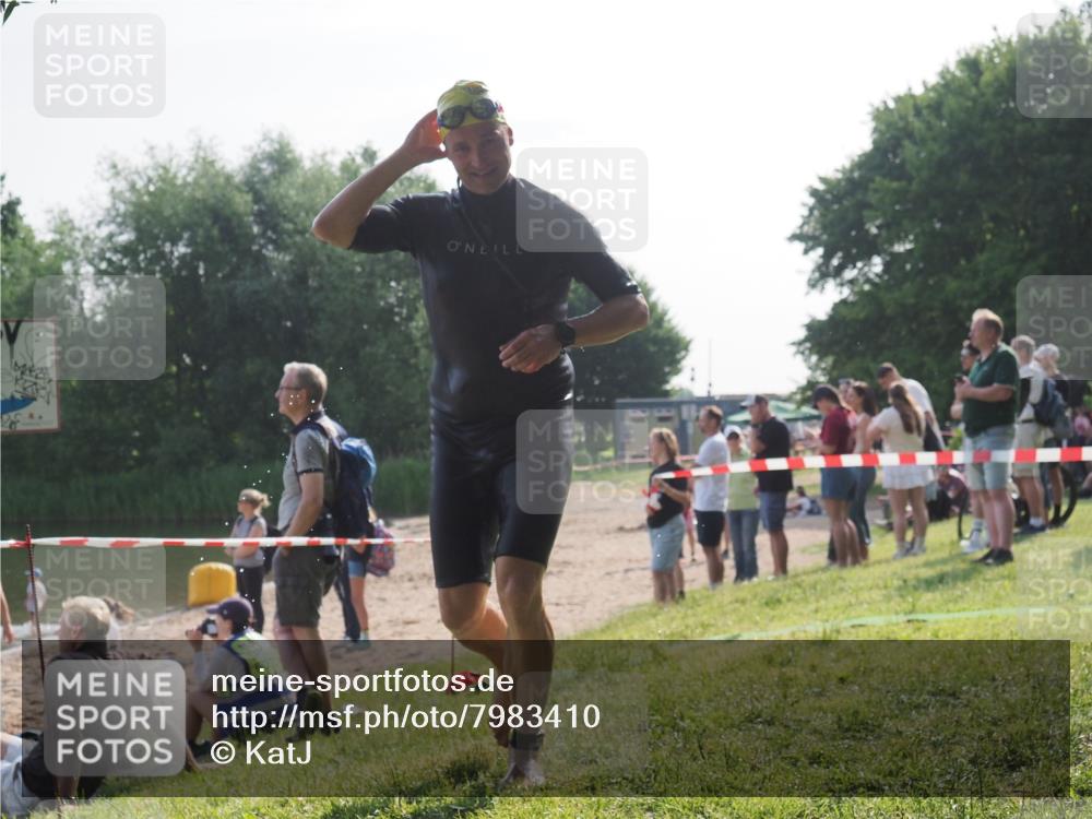 15.06.2025 - 27. Vierlanden-Triathlon KatJ http://msf.ph/oto/7983410 15.06.2025 08:51:16 Schwimmen 90 meine-sportfotos.de