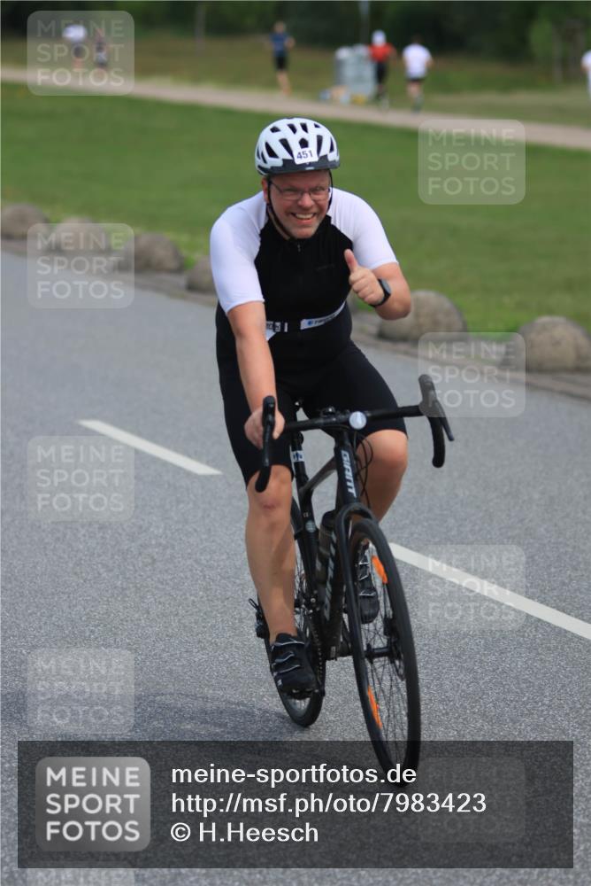 15.06.2025 - 27. Vierlanden-Triathlon H.Heesch http://msf.ph/oto/7983423 15.06.2025 10:56:56 Radfahren 94, 150, 451, 767 meine-sportfotos.de