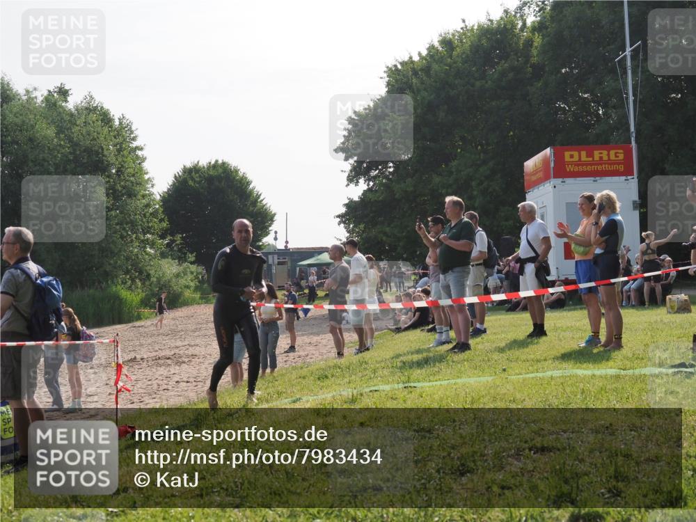 15.06.2025 - 27. Vierlanden-Triathlon KatJ http://msf.ph/oto/7983434 15.06.2025 08:52:35 Schwimmen 163 meine-sportfotos.de