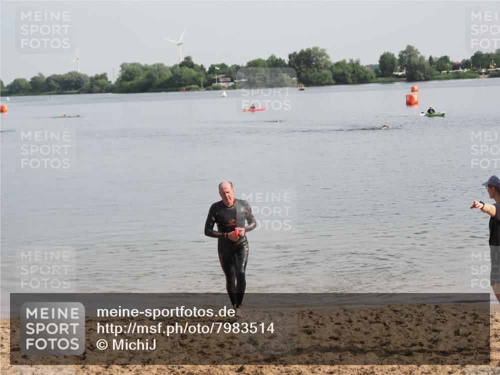 21.06.2025 - 27. Vierlanden-Triathlon MichiJ http://msf.ph/oto/7983514 15.06.2026 09:07:06 Schwimmen 231, 251 meine-sportfotos.de