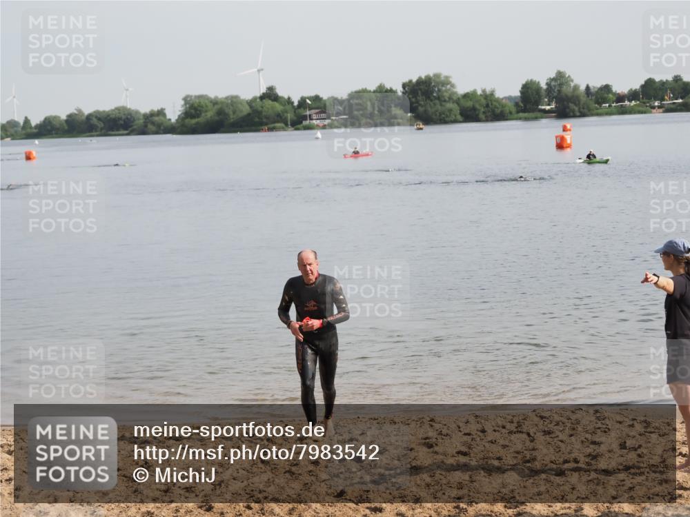 21.06.2025 - 27. Vierlanden-Triathlon MichiJ http://msf.ph/oto/7983542 15.06.2026 09:07:06 Schwimmen 231, 251 meine-sportfotos.de