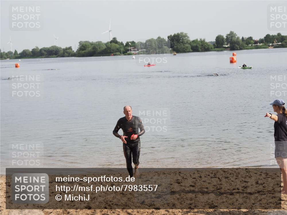 21.06.2025 - 27. Vierlanden-Triathlon MichiJ http://msf.ph/oto/7983557 15.06.2026 09:07:07 Schwimmen 231, 251 meine-sportfotos.de