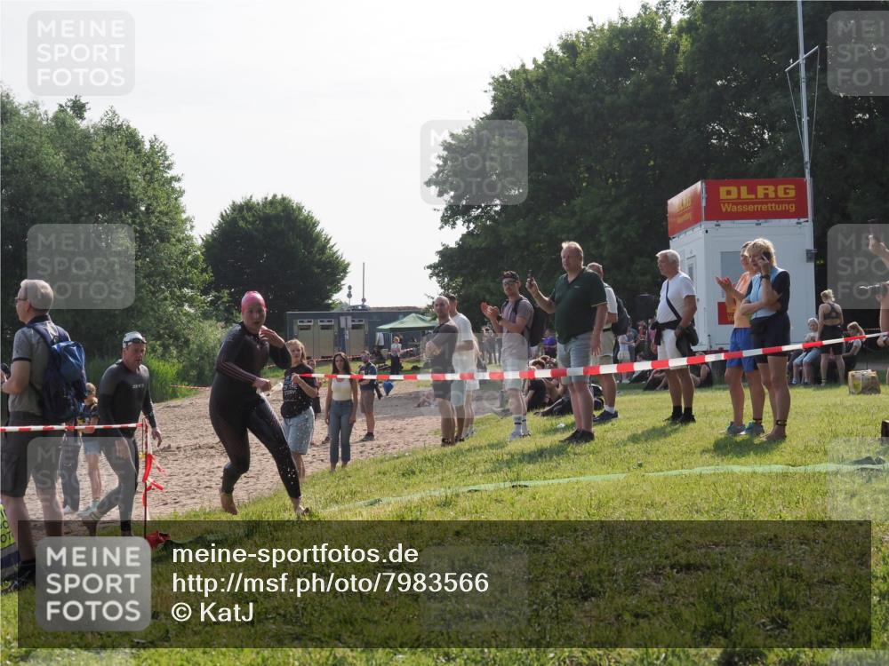 15.06.2025 - 27. Vierlanden-Triathlon KatJ http://msf.ph/oto/7983566 15.06.2025 08:52:51 Schwimmen 98, 233 meine-sportfotos.de