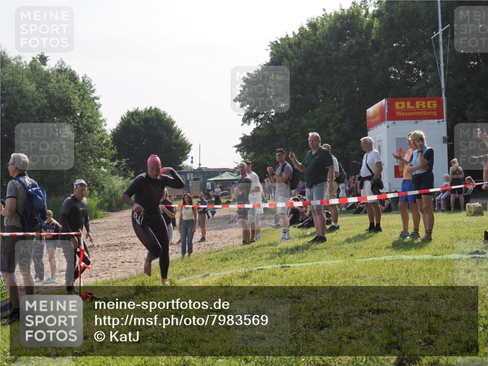 15.06.2025 - 27. Vierlanden-Triathlon KatJ http://msf.ph/oto/7983569 15.06.2025 08:52:51 Schwimmen 98, 233 meine-sportfotos.de