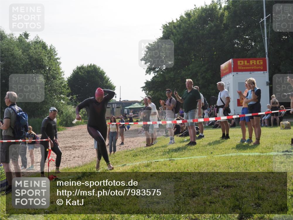15.06.2025 - 27. Vierlanden-Triathlon KatJ http://msf.ph/oto/7983575 15.06.2025 08:52:52 Schwimmen 98, 233 meine-sportfotos.de