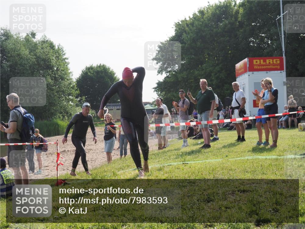 15.06.2025 - 27. Vierlanden-Triathlon KatJ http://msf.ph/oto/7983593 15.06.2025 08:52:52 Schwimmen 98, 233 meine-sportfotos.de